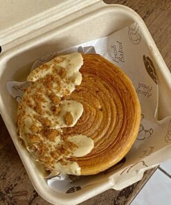 Bánh Sừng Bò Cuộn Phủ Kem