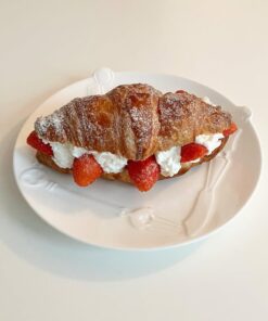 Bánh Sừng Bò Vị Dâu