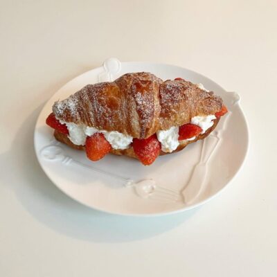 Bánh Sừng Bò Vị Dâu