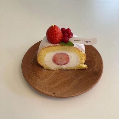 Bánh Cuộn Dâu Kem Tươi